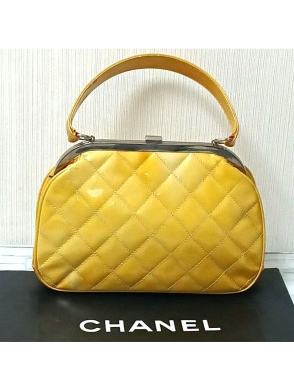 ★SOLD★ Chanel Quilted Handbag Enamel Yellow Kiss Lock Silver - Picture 2 of 10